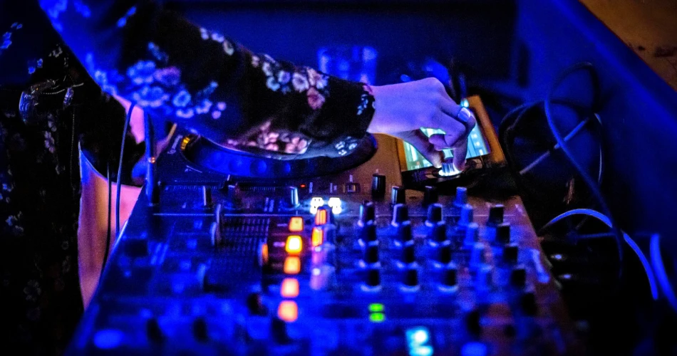 Best Nightlife in Fresno: Top Bars, Lounges & Late-Night Hotspots
