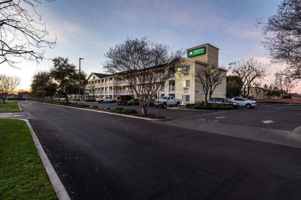 HomeTowne Studios by Red Roof Fresno - West