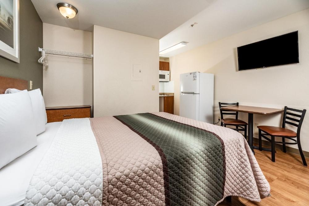 HomeTowne Studios by Red Roof Fresno - West